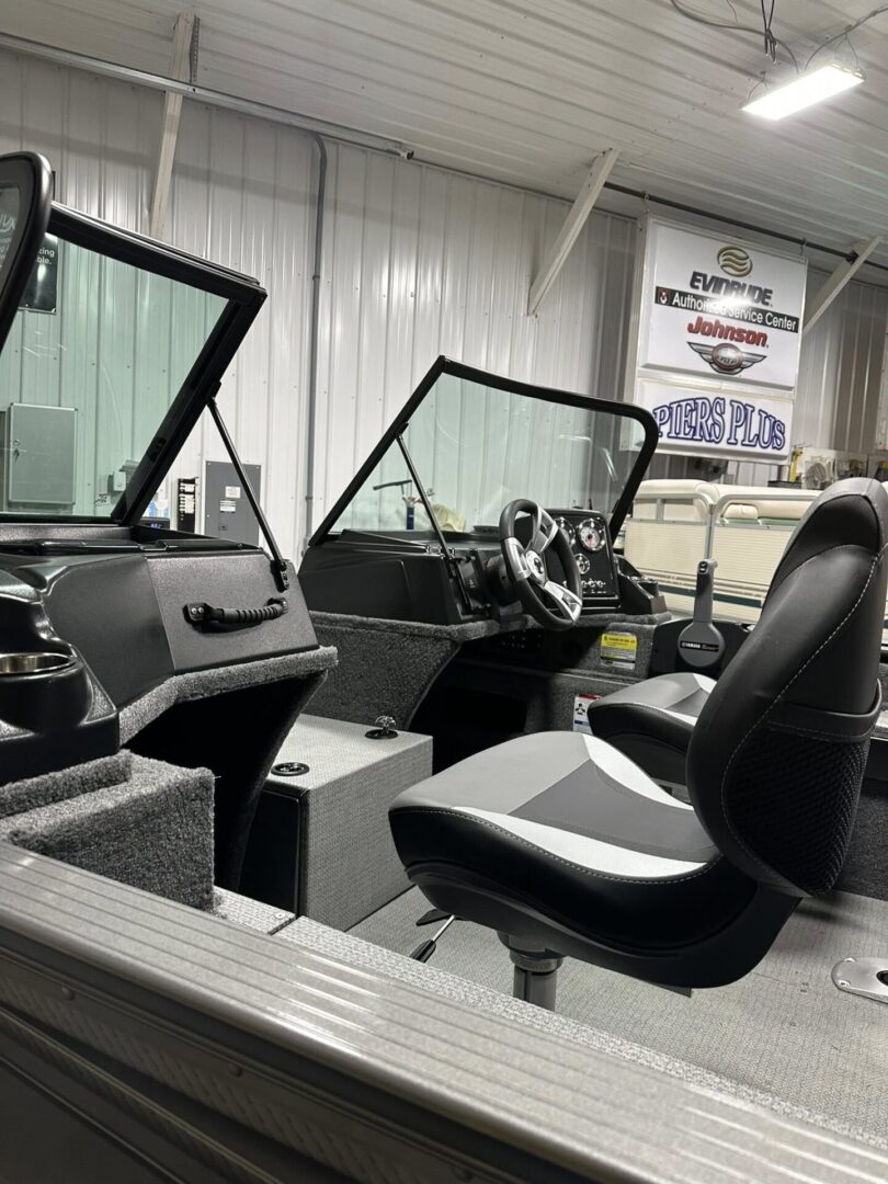 Aluminum fishing boat cockpit with swivel seats
